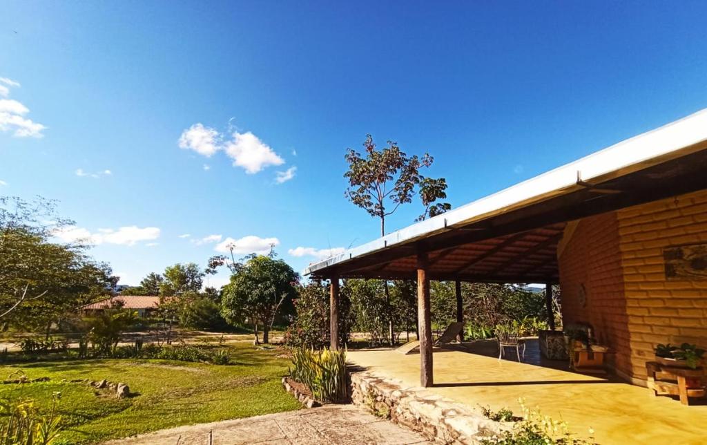 a building with a roof on the side of it at Chalés Pássaros do Cerrado in Cavalcante