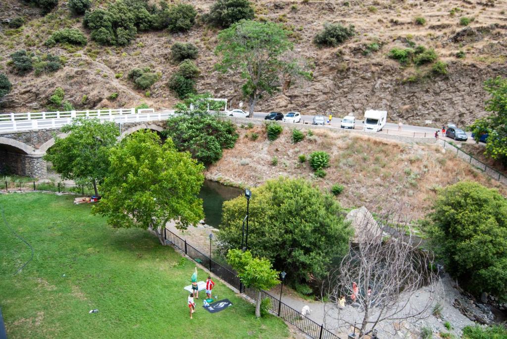 una vista aérea de un puente y una carretera en Hostal Mulhacen, en Trevélez