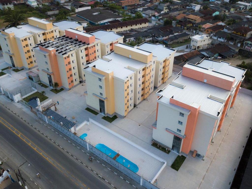 une vue aérienne sur une ville avec des bâtiments dans l'établissement Apto Ubatuba Sun Way 3302, à Ubatuba