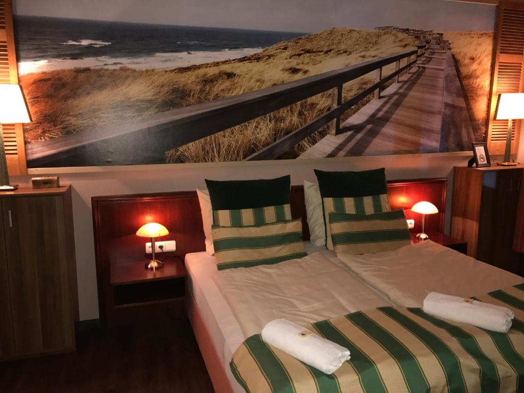 a bedroom with a bed with a picture of a beach at Stilbruch Glückstadt in Glückstadt