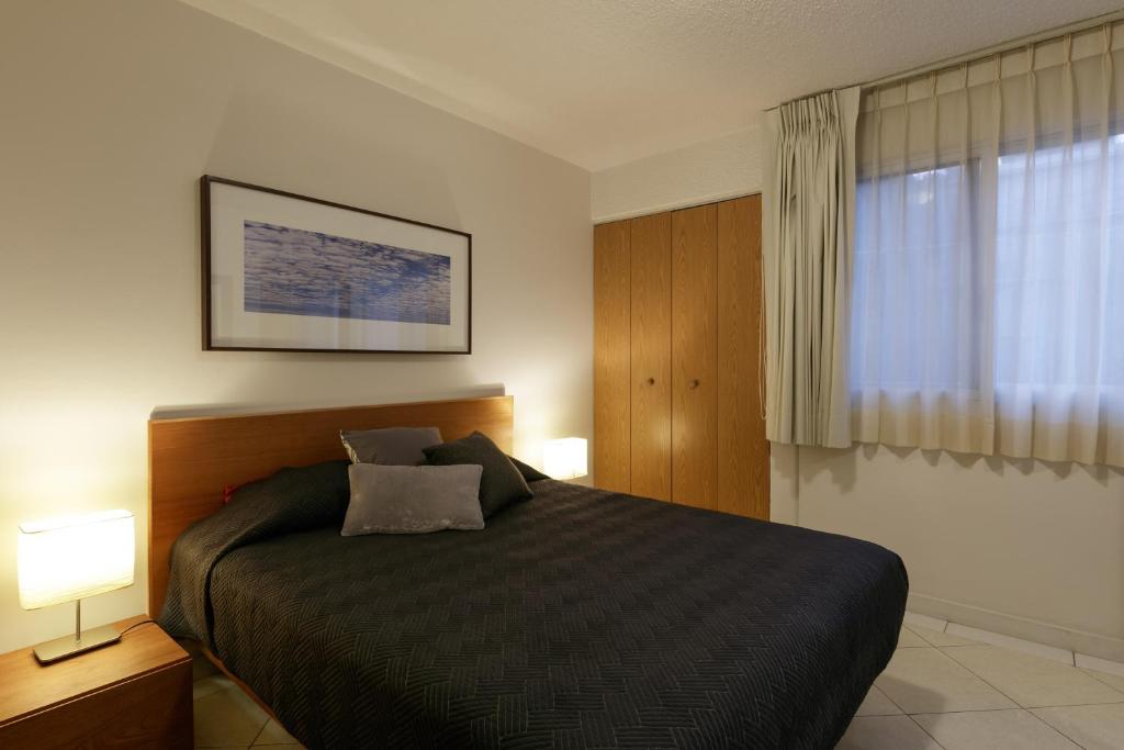 Voodi või voodid majutusasutuse Apartamentos West End toas