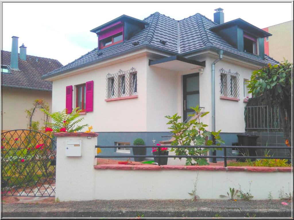 ein kleines weißes Haus mit schwarzem Dach in der Unterkunft Colmar chambre privée chez l'habitant , près de l'hôpital Pasteur et gare in Colmar