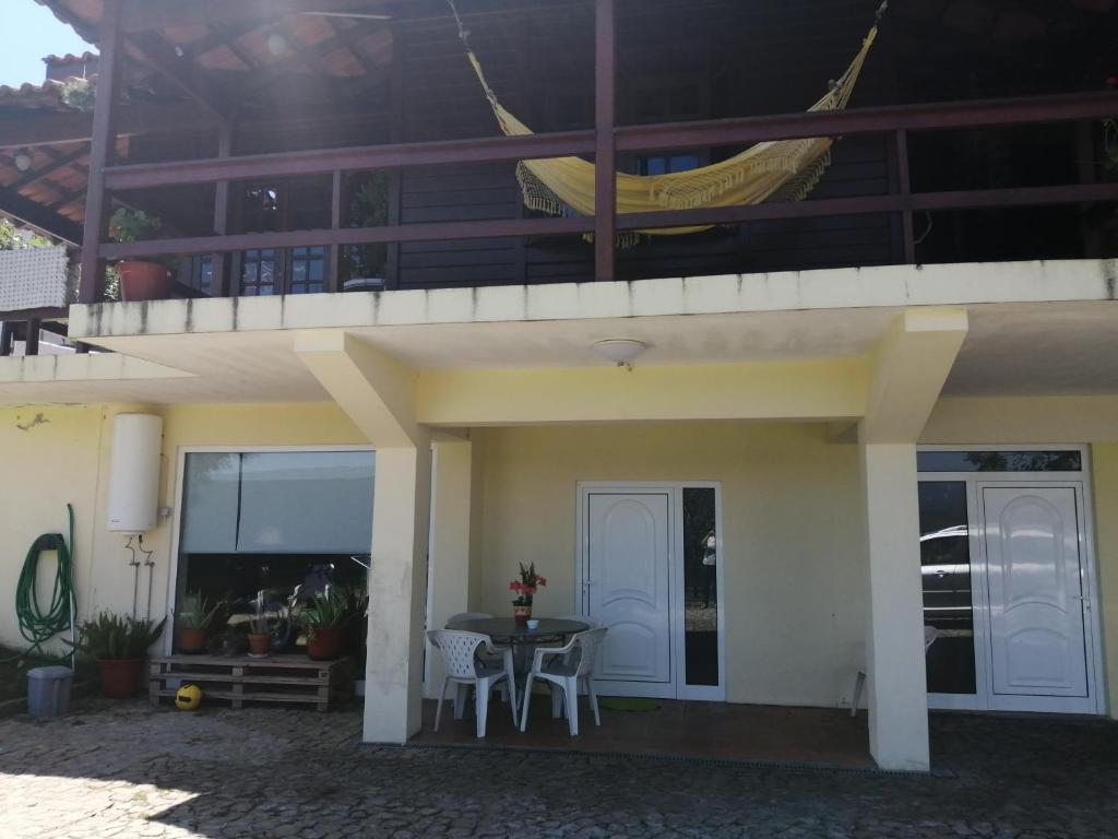 - un balcon avec un hamac au-dessus d'une maison dans l'établissement Casa de Madeira, à Cimo do Lugar