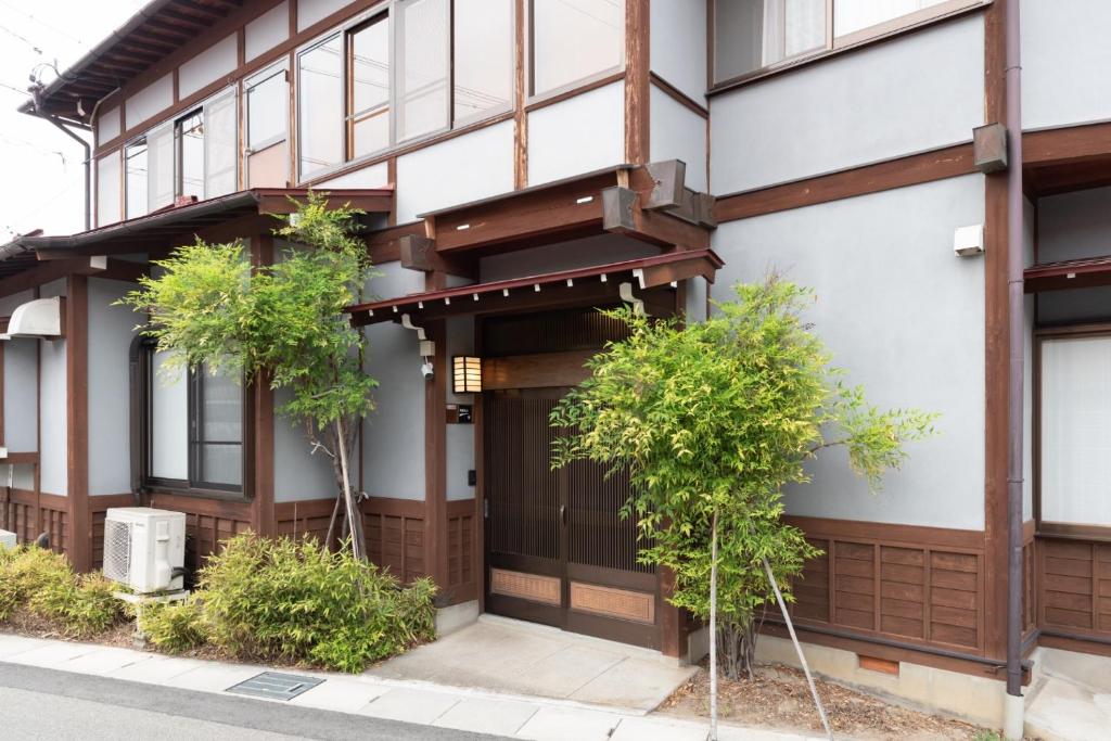 ein Gebäude mit Bäumen davor in der Unterkunft Takayama - House - Vacation STAY 91768 in Takayama