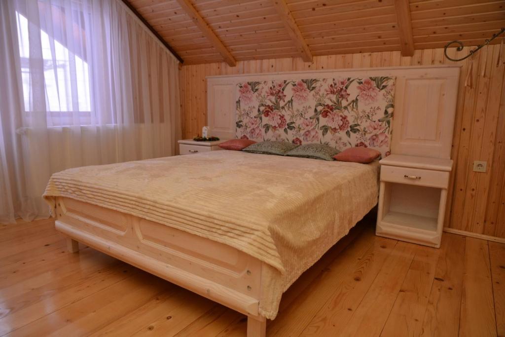 Postel nebo postele na pokoji v ubytování Котедж Соняшник