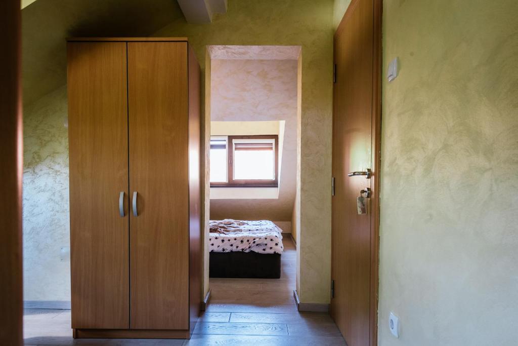 Letto o letti in una camera di ATOS Srebrno jezero - Villa and Restaurant