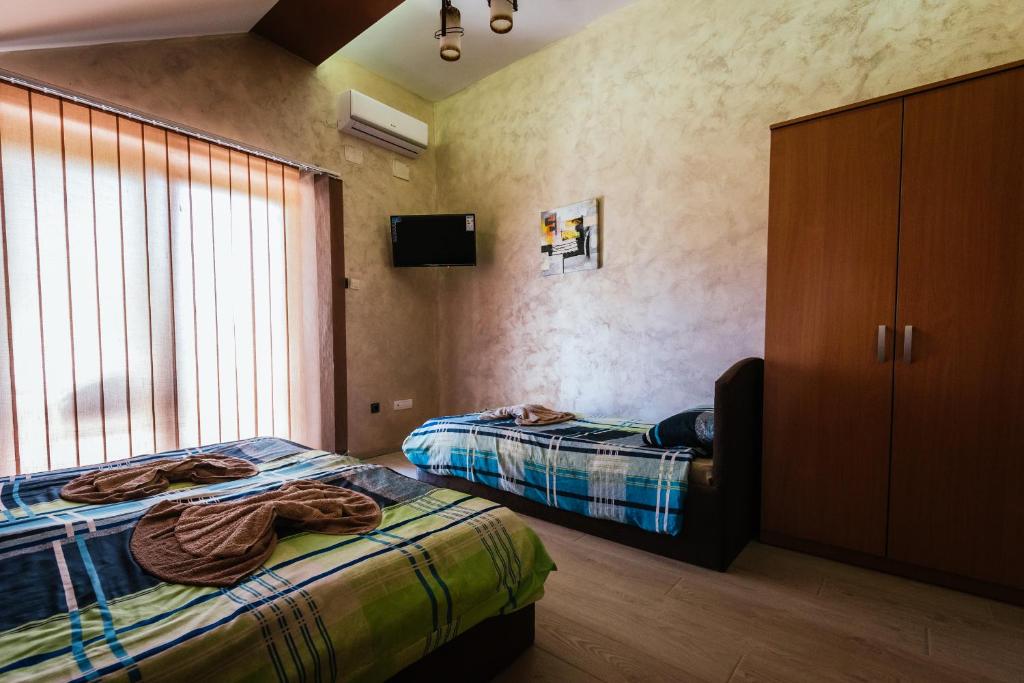 Letto o letti in una camera di ATOS Srebrno jezero - Villa and Restaurant