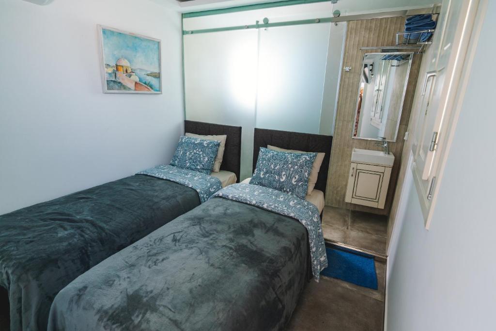 Postel nebo postele na pokoji v ubytování Lux house with outdoor jacuzzi and sea view in Santorini