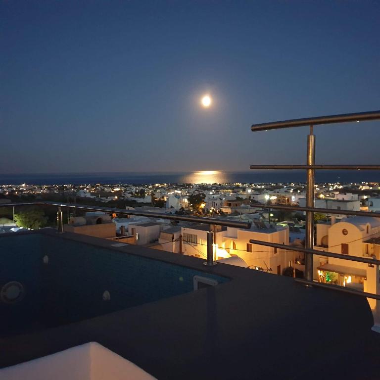 Fotografie z fotogalerie ubytování Lux house with outdoor jacuzzi and sea view in Santorini v destinaci Emporio