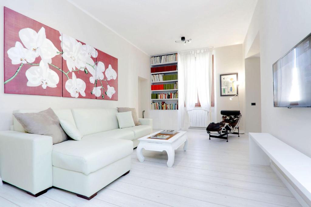 uma sala de estar com um sofá branco e uma mesa em RomeAsYouLike-Colosseo Experience45 em Roma