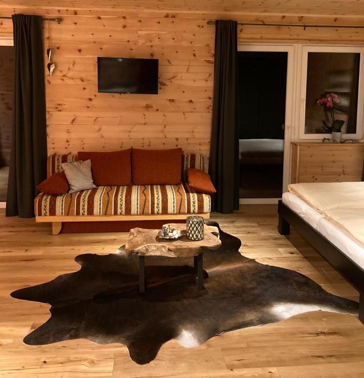 A bed or beds in a room at Zirben Appartement zwischen Berg und See