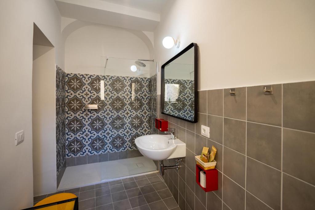 łazienka z umywalką i lustrem w obiekcie Borgo dei Saraceni - Flower Home w Agropoli