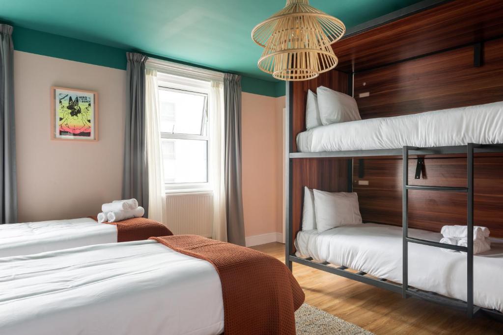 West Beach Hotel Brighton - Bed In Een Gedeelde Vrouwenslaapzaal Met 4 Bedden
