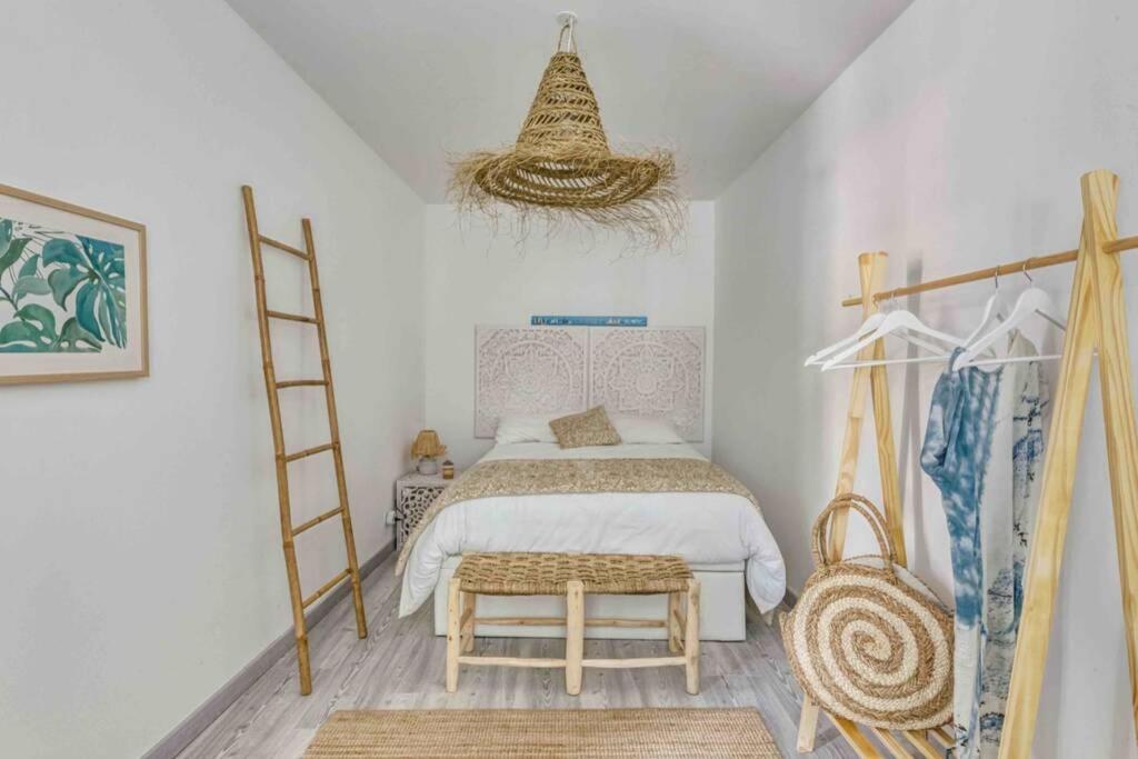 - une chambre avec un lit avec une échelle et un tabouret dans l'établissement Le Vallombrosa T2, à Cannes