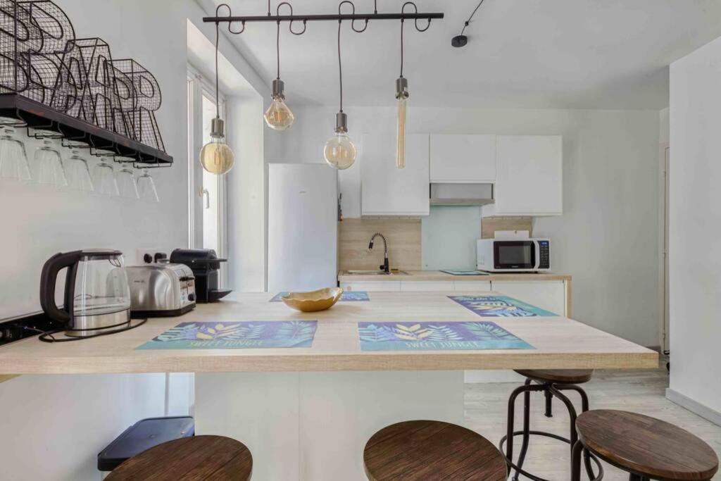 Cuisine ou kitchenette dans l'établissement Le Vallombrosa T2
