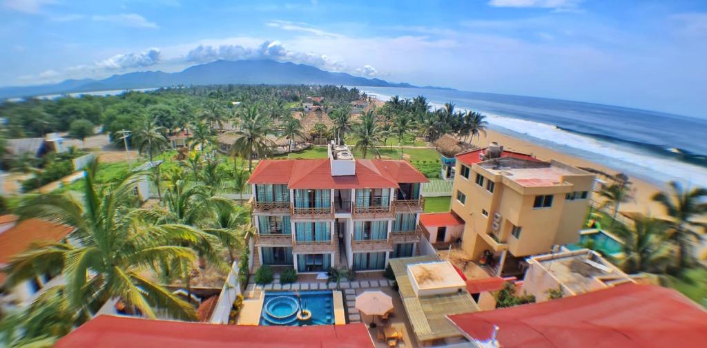 - une vue aérienne sur un hôtel et la plage dans l'établissement Hotel Casa Shula, Acapulco, à Pie de la Cuesta