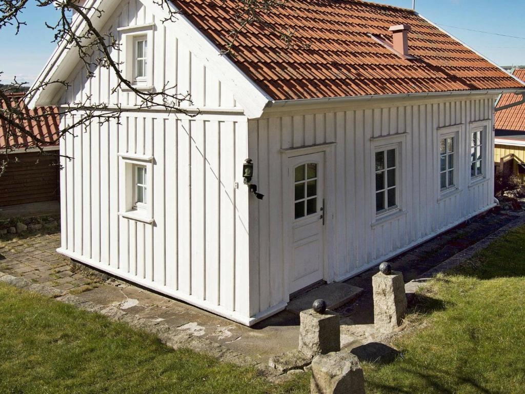 ストレムスタードにある5 person holiday home in STR MSTADの赤い屋根の白い小さな建物