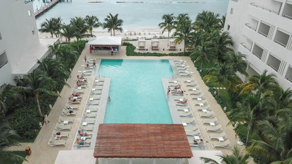 A piscina localizada em Izla Beach Front Hotel ou nos arredores