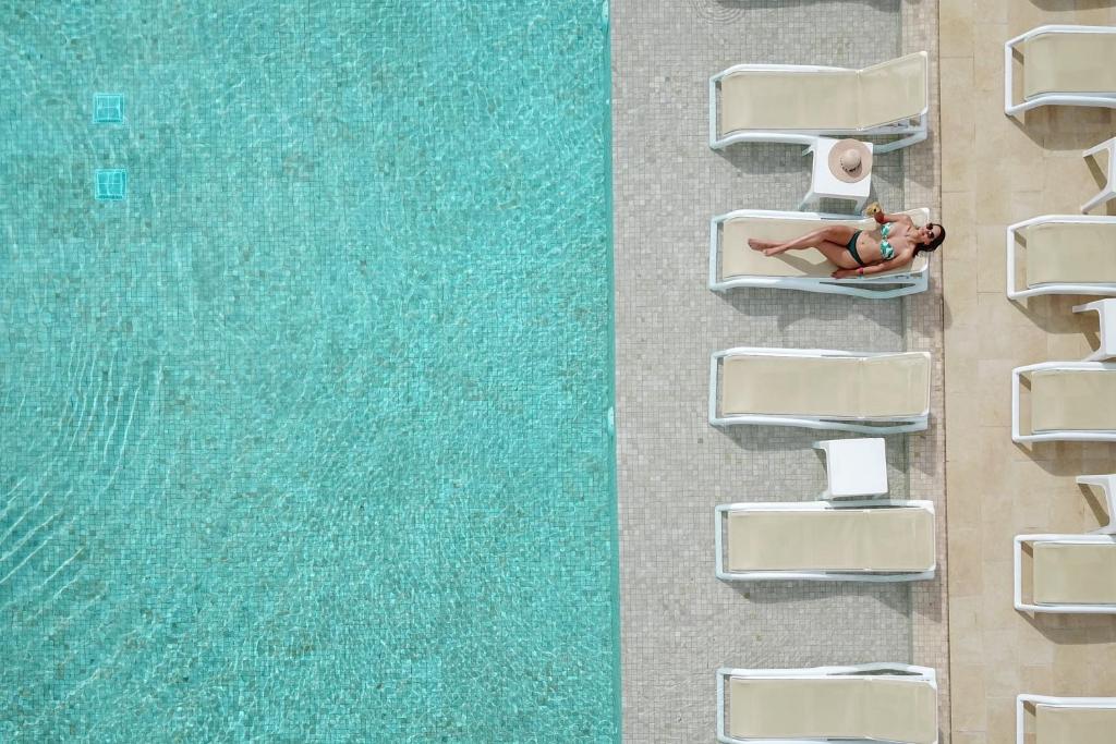 A piscina localizada em Izla Beach Front Hotel ou nos arredores