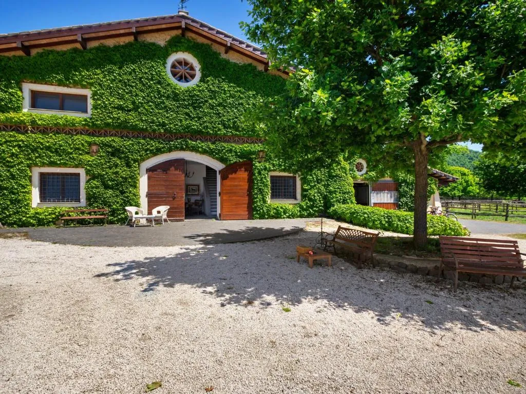 Scenic Apartment in Rome near Lago di Martignano, Roma, Italia