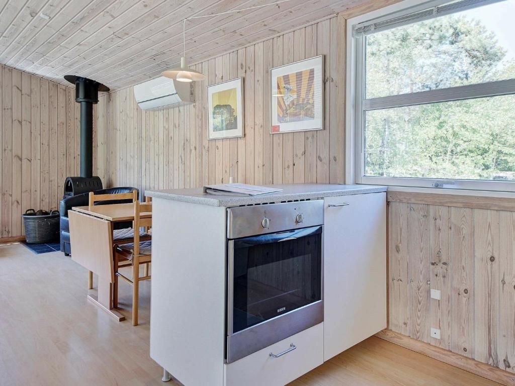 Kuchyň nebo kuchyňský kout v ubytování 4 person holiday home in Nexø
