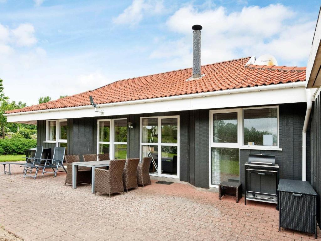 Casa con patio con mesa y sillas en 8 person holiday home in Hejls, en Hejls