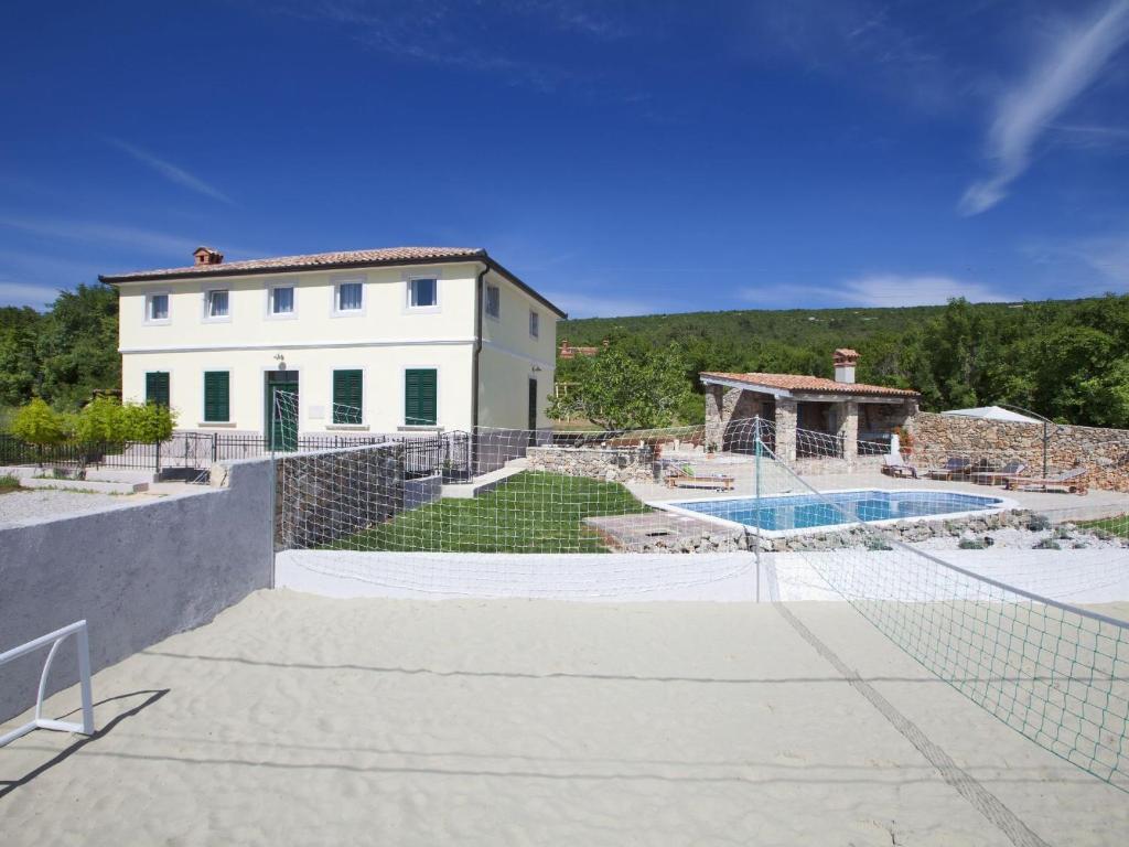Zdjęcie z galerii obiektu Attractive villa with private swimming pool, beach volleyball and fenced garden w mieście Koromačno