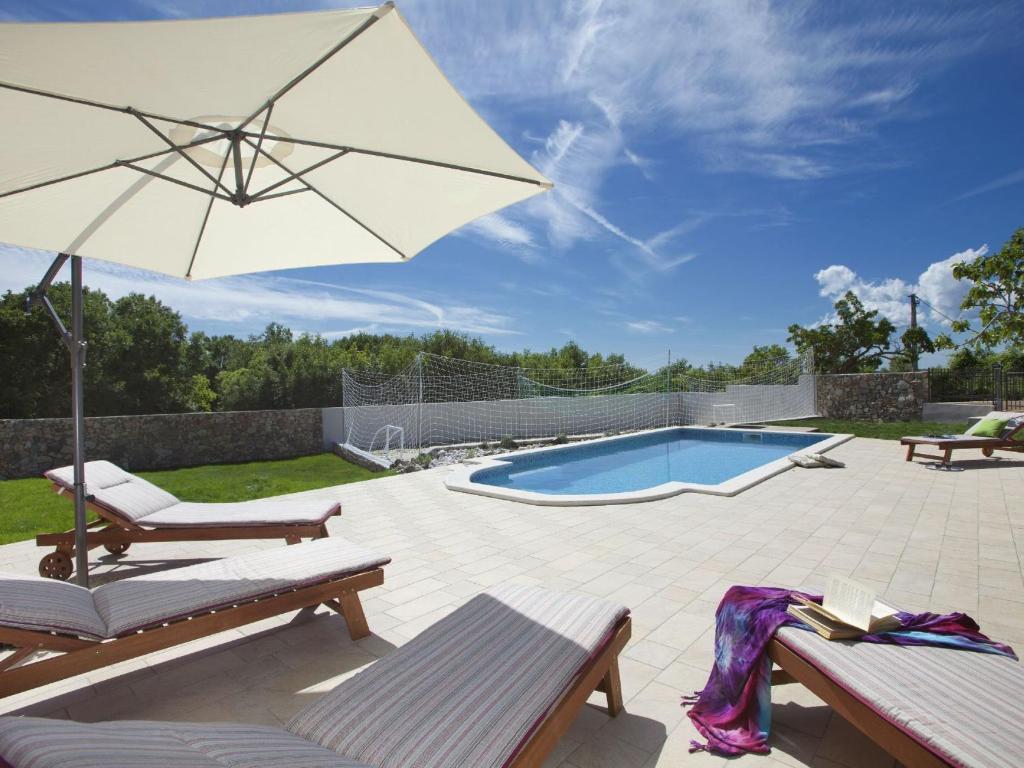 Zdjęcie z galerii obiektu Attractive villa with private swimming pool, beach volleyball and fenced garden w mieście Koromačno