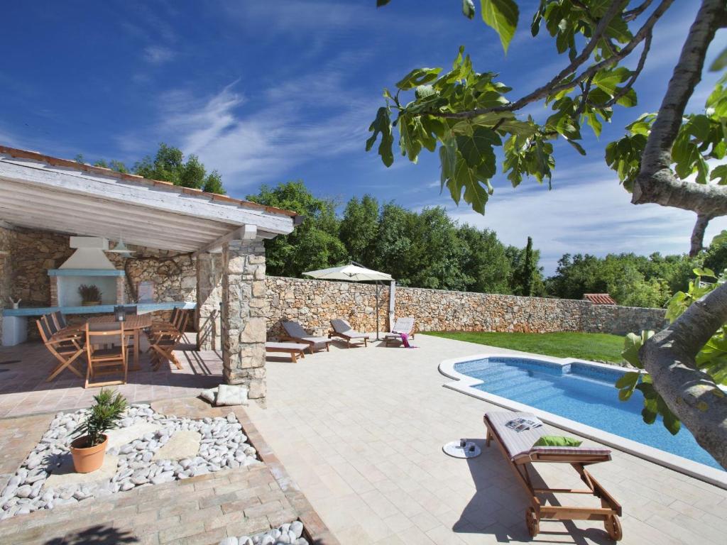Zdjęcie z galerii obiektu Attractive villa with private swimming pool, beach volleyball and fenced garden w mieście Koromačno