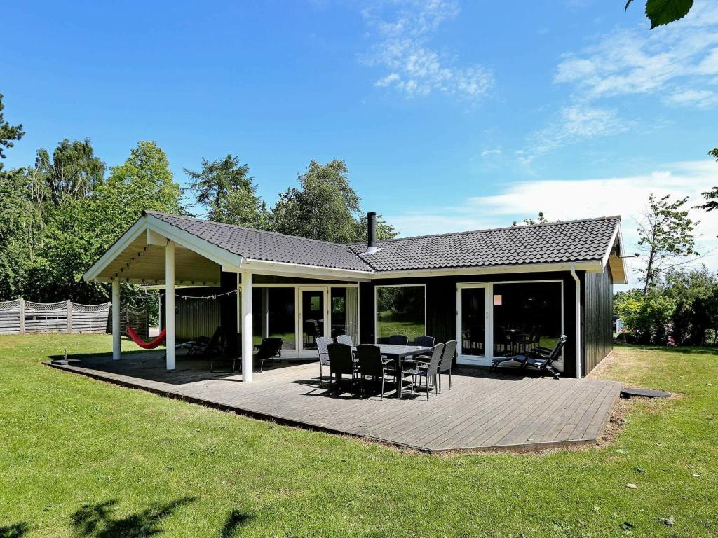 Casa con terraza con mesa y sillas en 10 person holiday home in Gilleleje, en Gilleleje