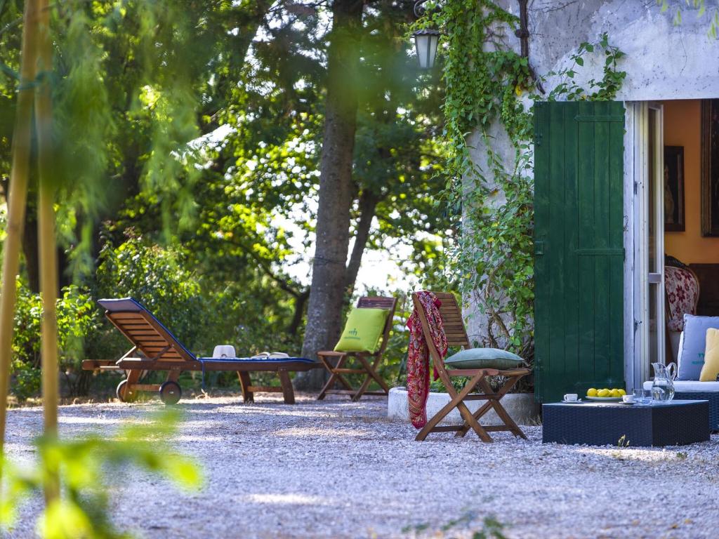 un grupo de sillas y mesas en un patio en Belvilla by OYO Monti en Senigallia