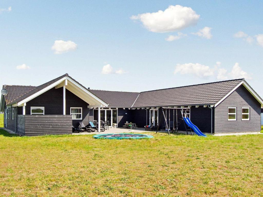 una casa con un patio delante de ella en 20 person holiday home in L kken, en Nørre Lyngby