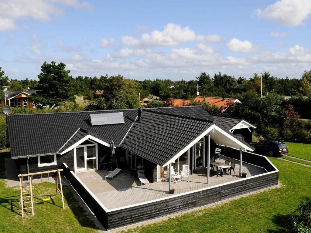 ブラーバンドにある8 person holiday home in Bl vandの屋根付きの家屋の上面
