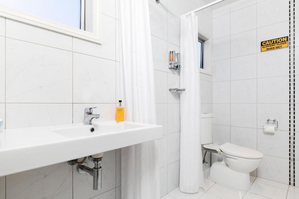 Beach Street Motel Apartments - Resim 38