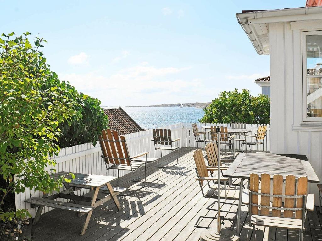 una terraza con sillas y mesas en una casa en 6 person holiday home in H LLEVIKSSTRAND en Hälleviksstrand