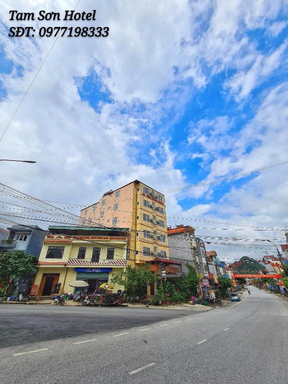 a building on the side of a city street at Khách sạn Tam Sơn in Ha Giang
