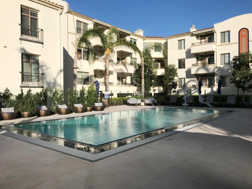 Poolen vid eller i närheten av Perfect Apt near UCLA w Parking Gym Pool WIFI in Westwood B3