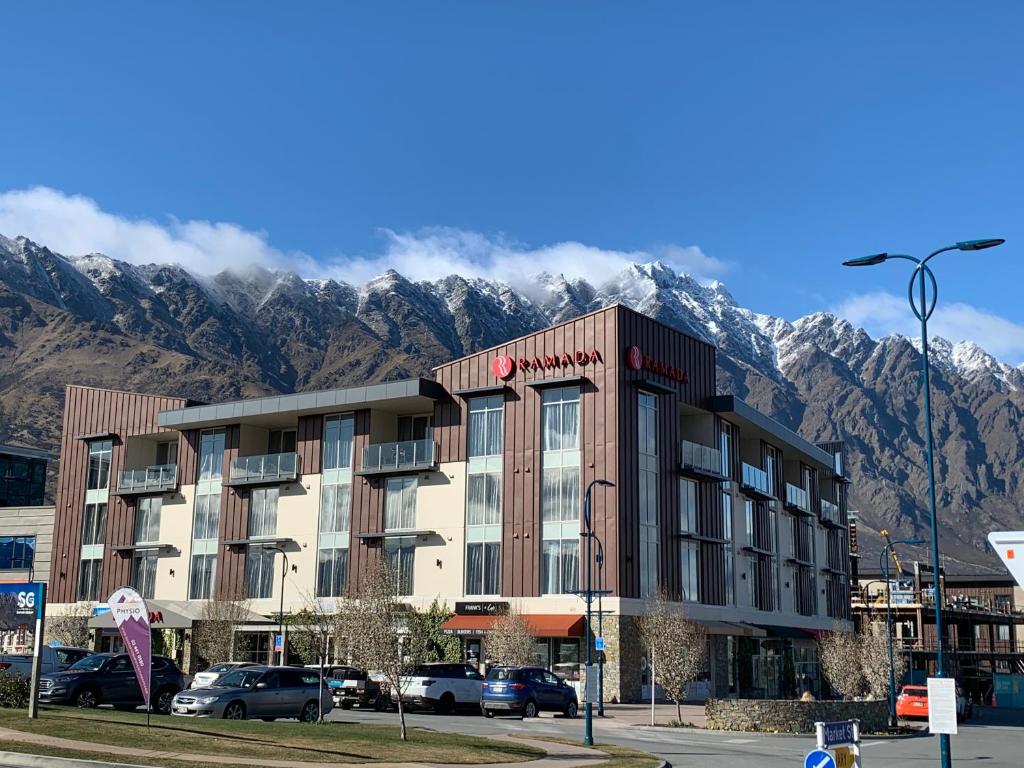 Nespecifikovaný výhled na hory nebo výhled na hory při pohledu z hotelu
