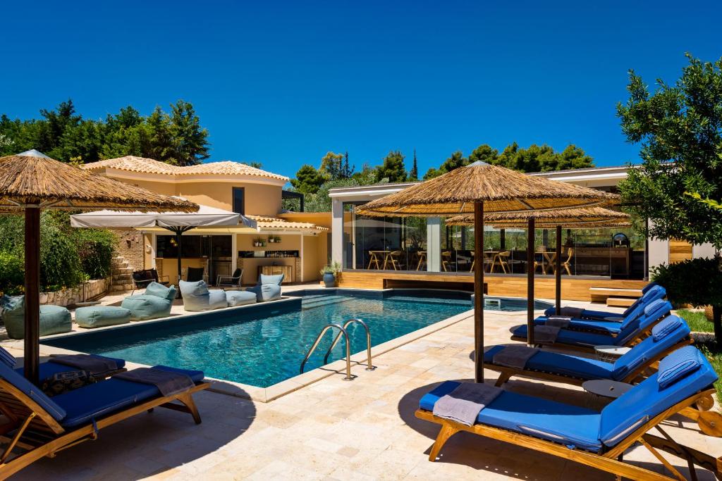 Бассейн в Anthemion Suites and Villas или поблизости