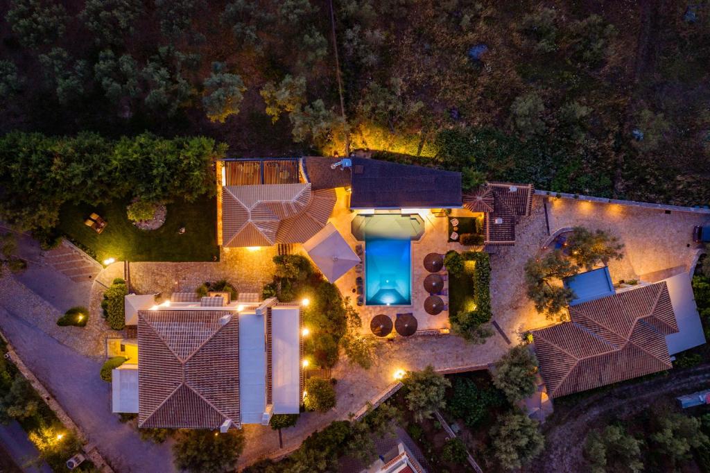 Бассейн в Anthemion Suites and Villas или поблизости