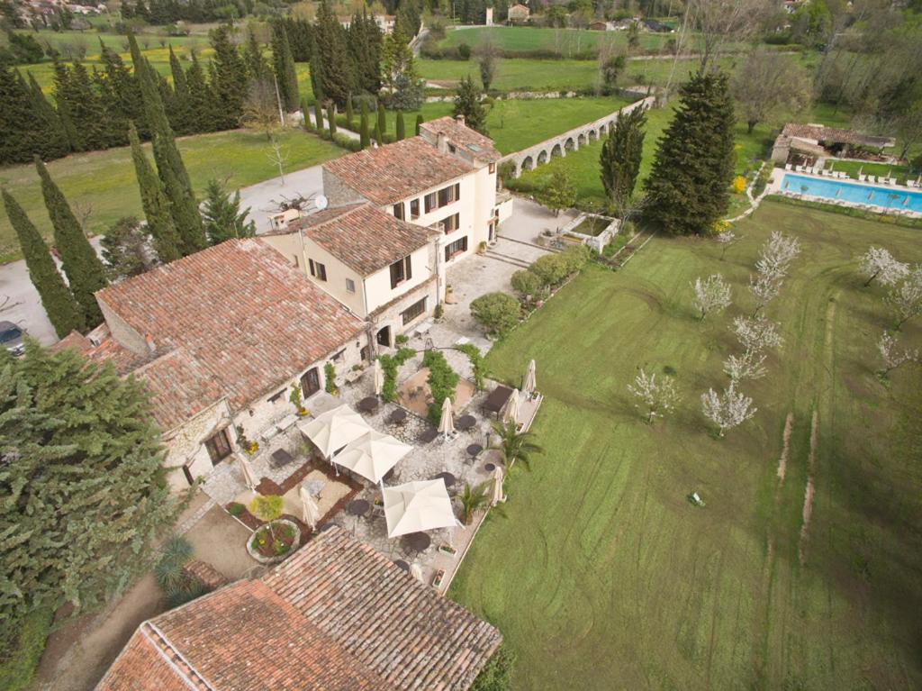 uma vista aérea de uma grande casa com um quintal em Hotel-Restaurant Le Moulin De La Camandoule em Fayence