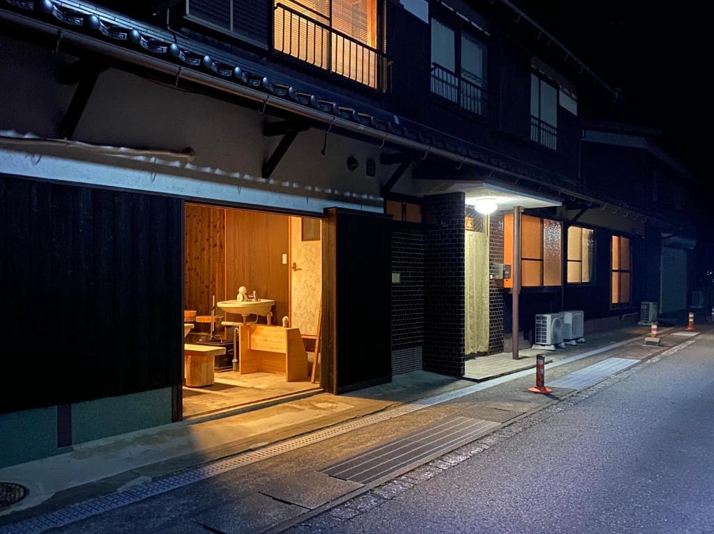 una entrada a un edificio con una mesa dentro en 黒まめ庵, en Tamba