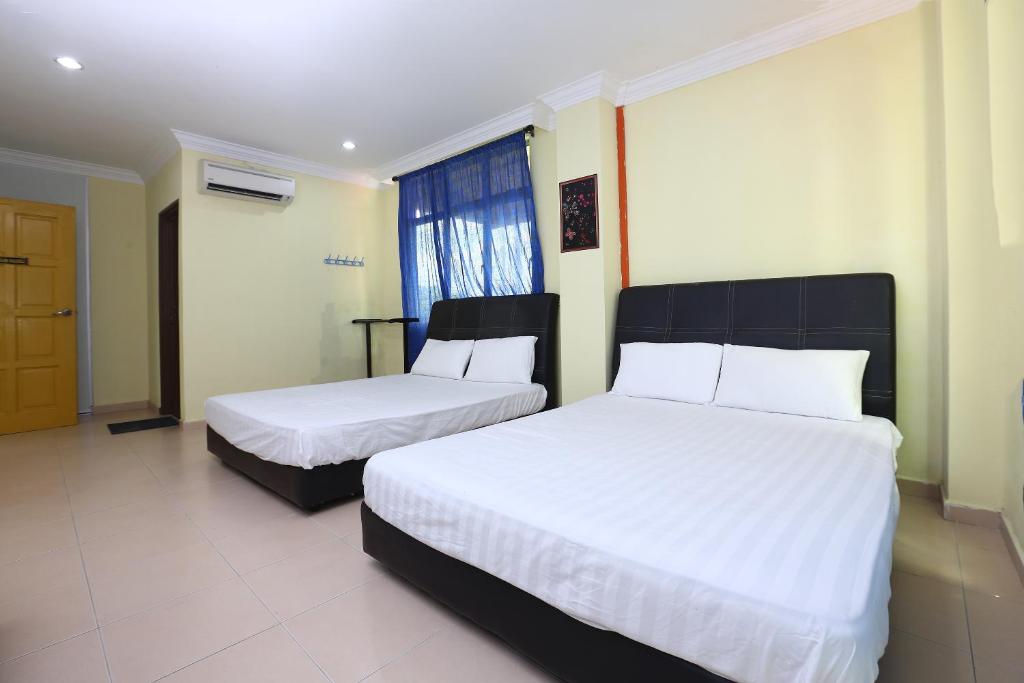Letto o letti in una camera di SPOT ON 89857 Azra Inn (rumah Tumpangan)