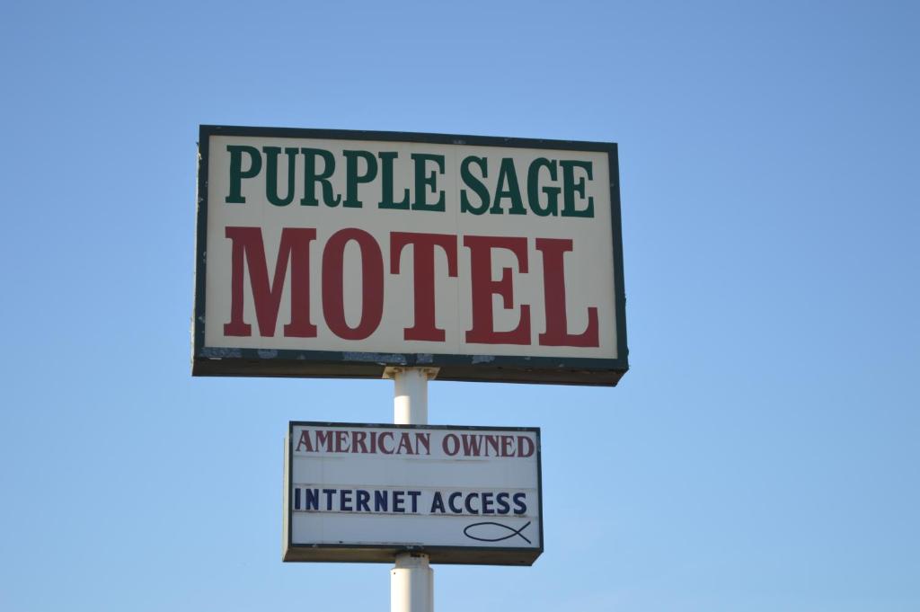 Una señal de motel de rabia púrpura en un poste en Purple Sage Motel, en Snyder