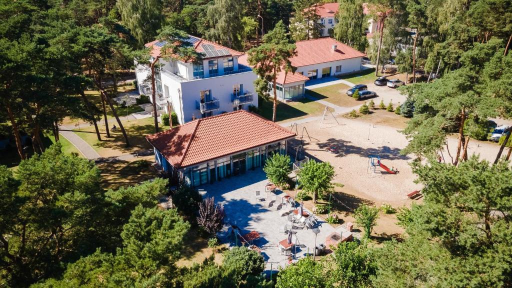 einen Blick über ein Gebäude mit Pool und Resort in der Unterkunft Apartamenty Za Regą in Mrzeżyno