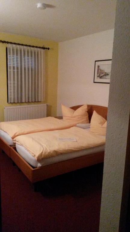 Postel nebo postele na pokoji v ubytování Eiscafe-Pizzeria-Hotel Rialto
