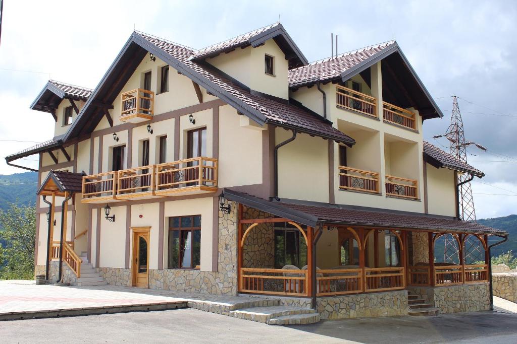 una casa grande con techo en Vila Madera Pribojska Banja en Priboj