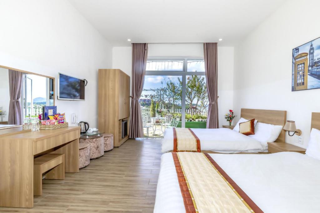 Postel nebo postele na pokoji v ubytování Lacami Dalat Hotel