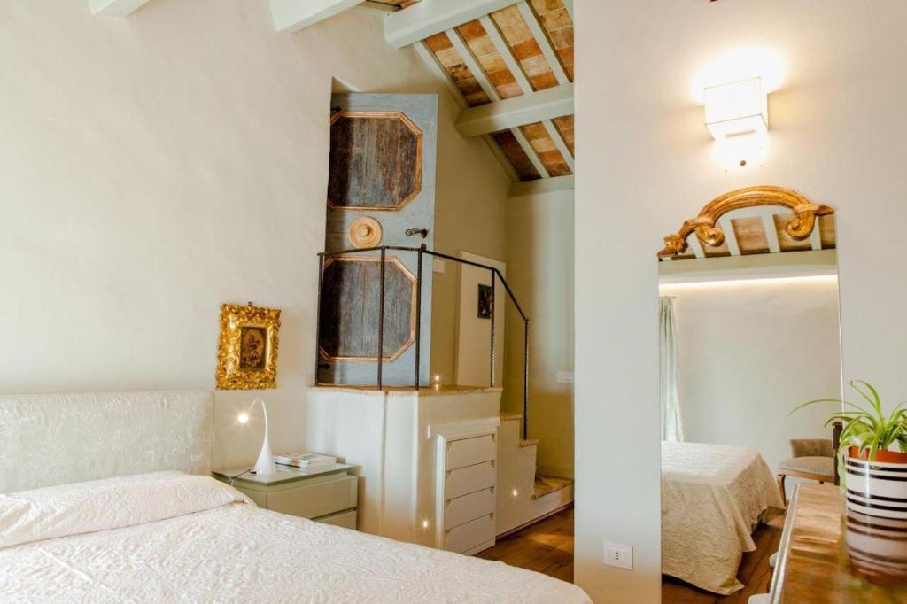 Łóżko lub łóżka w pokoju w obiekcie MarcheAmore - Torre da Bora, Luxury Medieval Tower