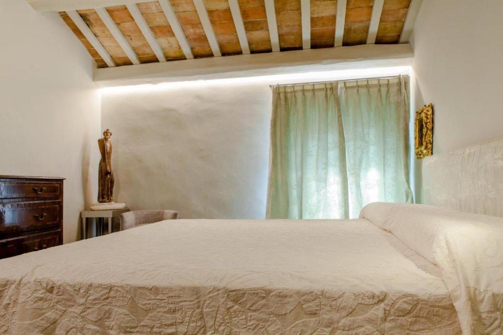 Łóżko lub łóżka w pokoju w obiekcie MarcheAmore - Torre da Bora, Luxury Medieval Tower